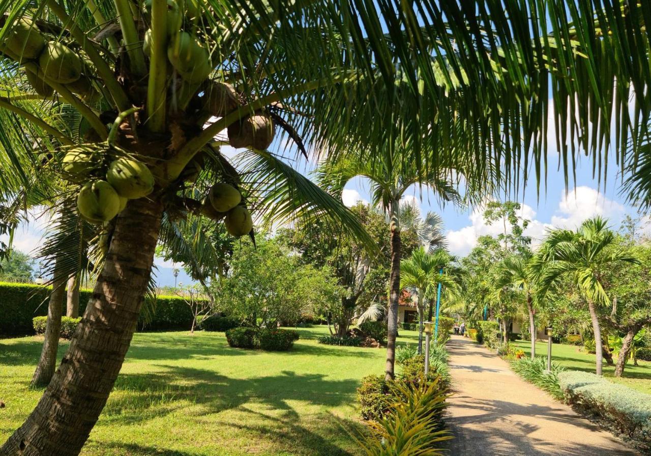 Beautiful Bungalow With A Communal Outdoor Pool And 2 Km From The Sandy Beach Cha-Am Buitenkant foto